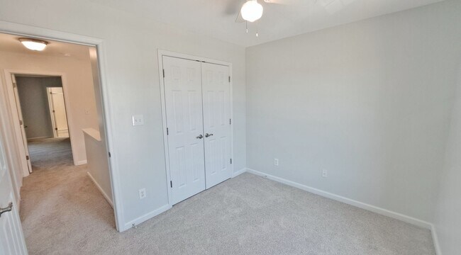 Building Photo - 3 Bed / 2 Full and 2 Half Bath Single Family Townhome