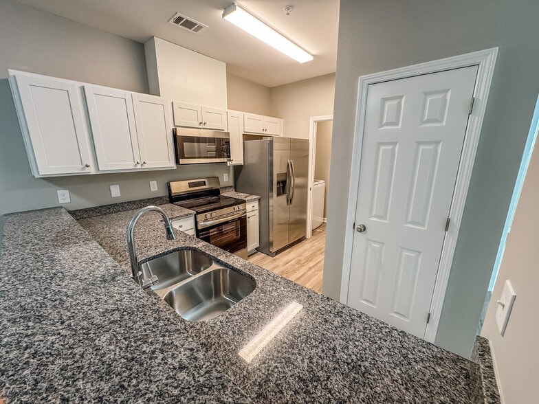 Building Photo - Pine Court