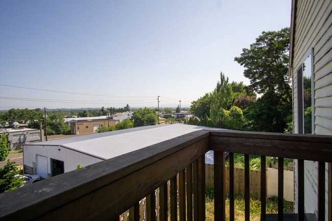 Building Photo - Great Piedmont 3 Bdr Townhouse w/Fireplace, DW + Garage!
