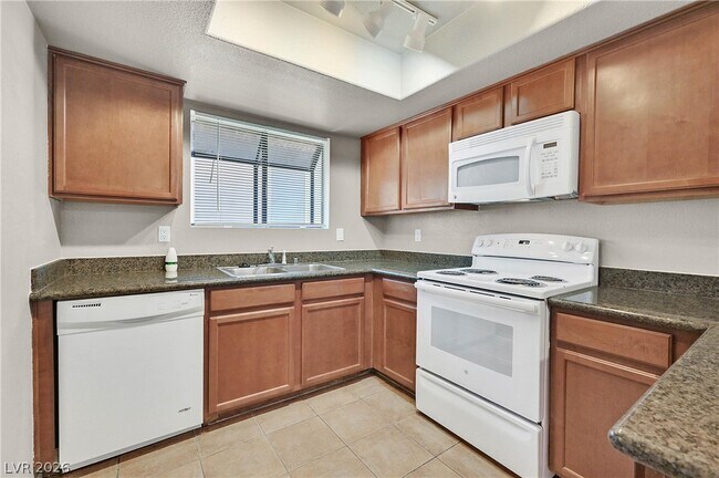 Building Photo - 7200 W Pirates Cove Rd