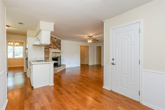 Building Photo - 8215 Wimbledon Ln