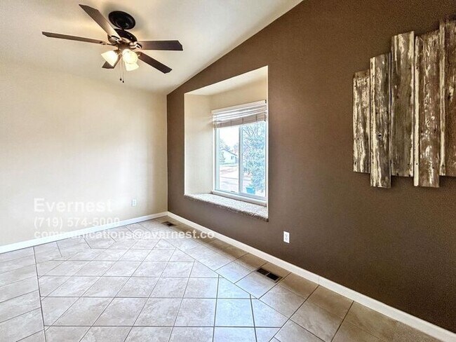 Building Photo - Spacious 4-Bedroom Home with Modern Comfor...