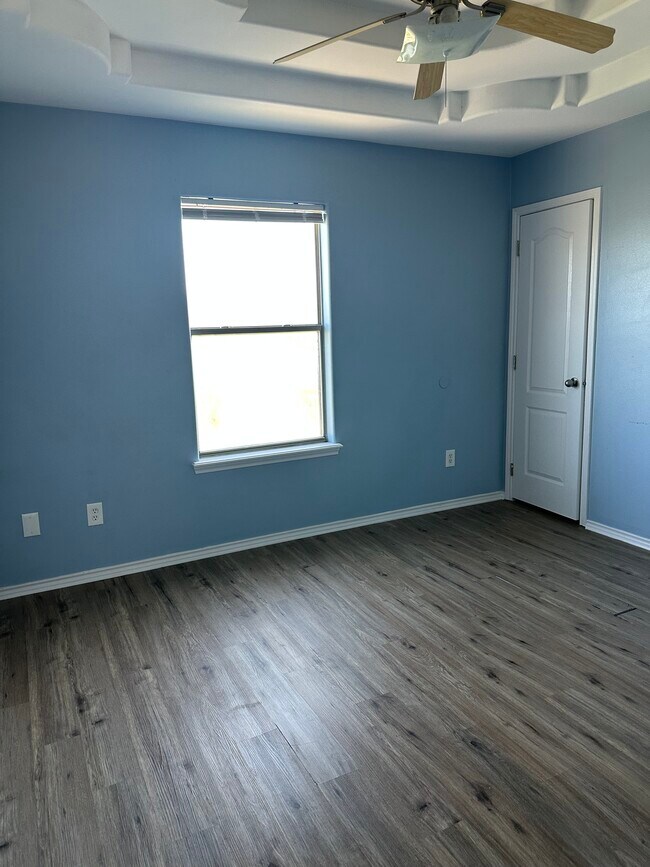 Building Photo - 1304 W Kiwi Ave