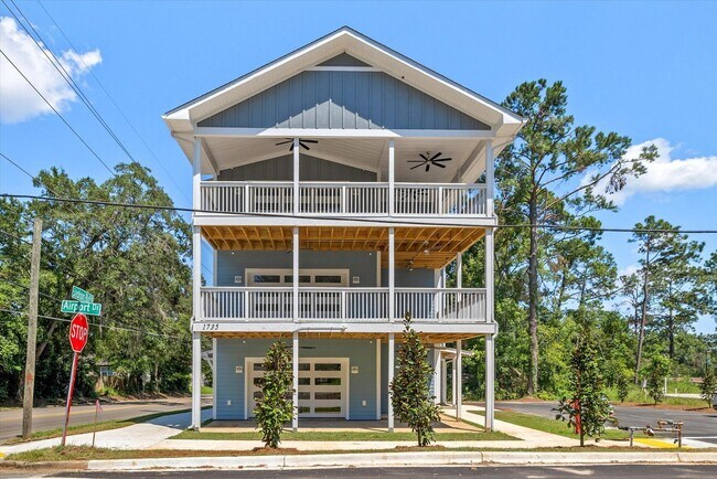 Building Photo - 5/5.5 Townhomes, Built 2024, Walk to stadi...