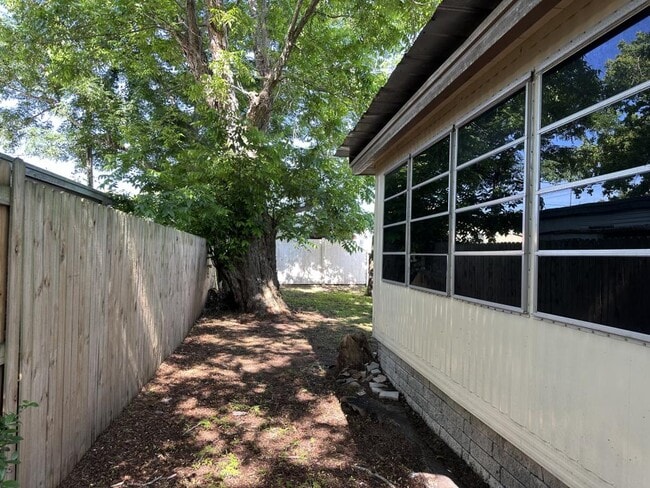 Building Photo - 5844 Sunshine Park Dr