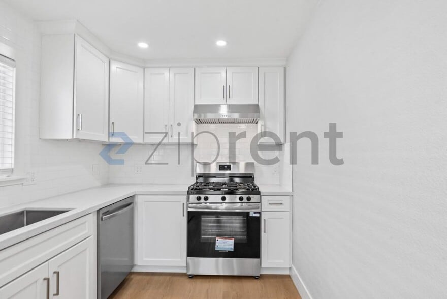 Building Photo - Unit A