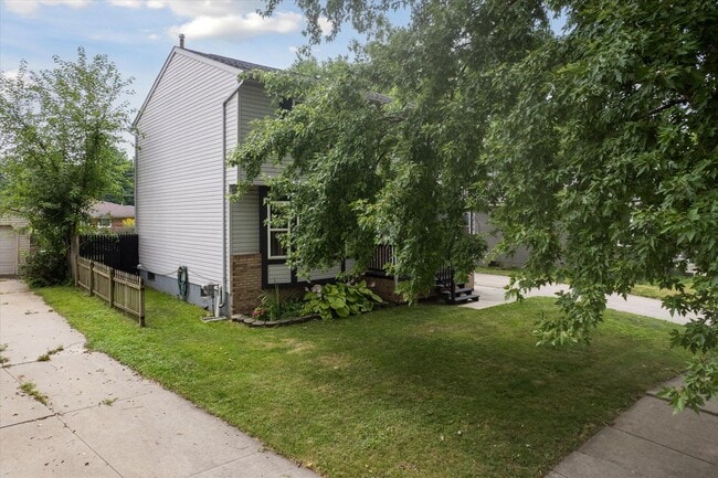 Building Photo - 578 E Mahan Ave