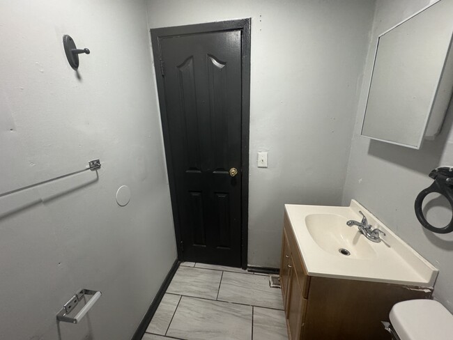 Building Photo - 905 Southmoor-