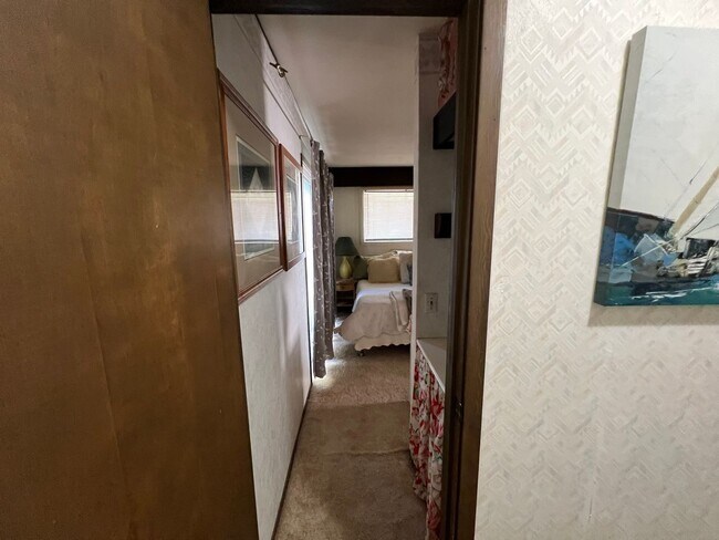Building Photo - Large furnished 4 bedroom home with 2 car ...