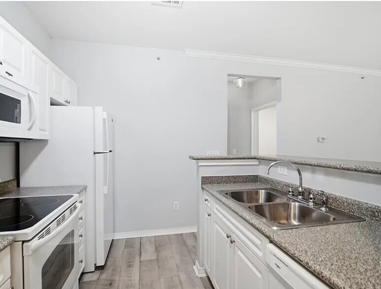 Building Photo - 130 River Landing Dr