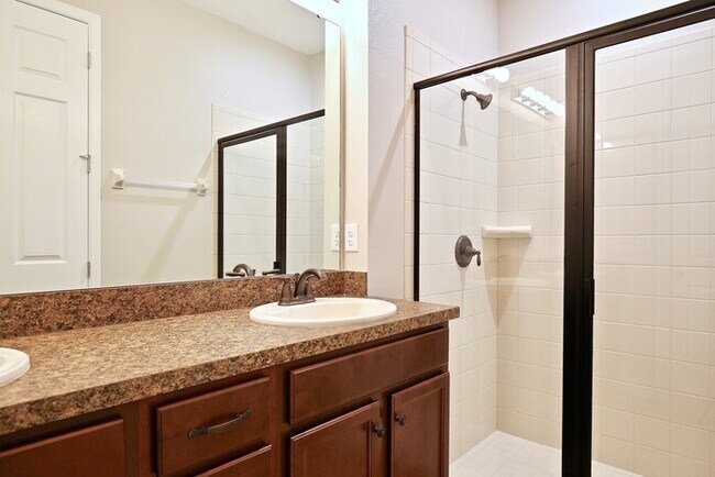 Building Photo - Beautifully Appointment 3/2 Modern Townhom...