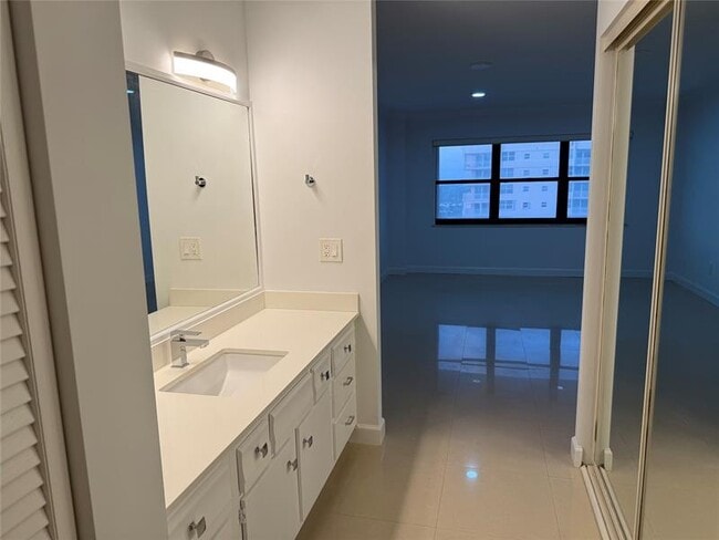 Building Photo - 5100 N Ocean Blvd