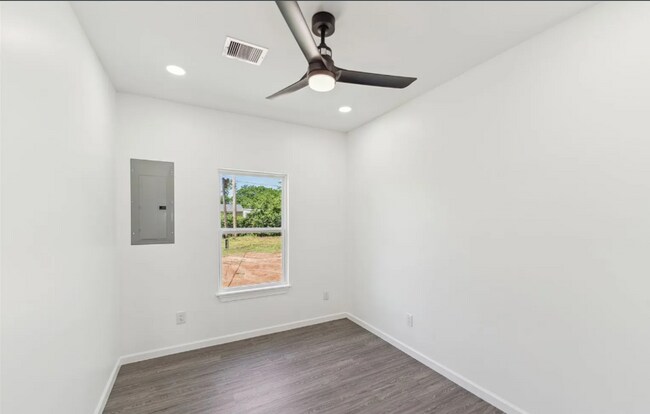 Building Photo - 3 Bed | 2 Bath in North Tulsa!