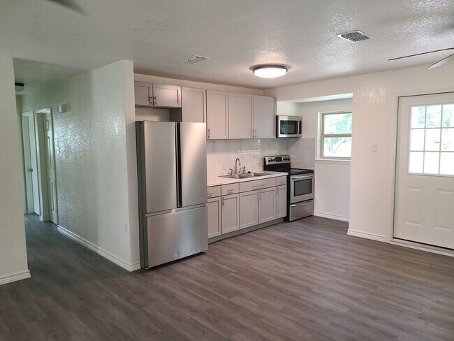 Building Photo - 4406 Desert View Dr