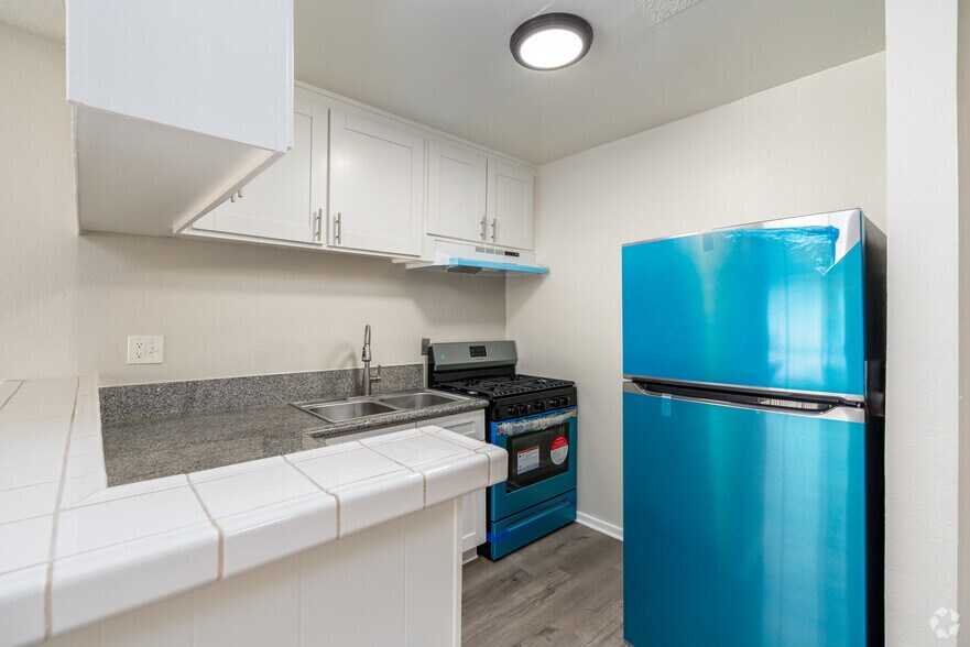 1BR, 1BA - 670SF - Kitchen - The Allure Apartments