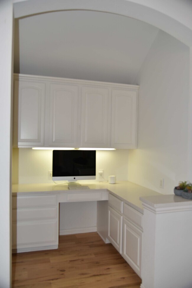 Building Photo - 5447 Wendover Dr