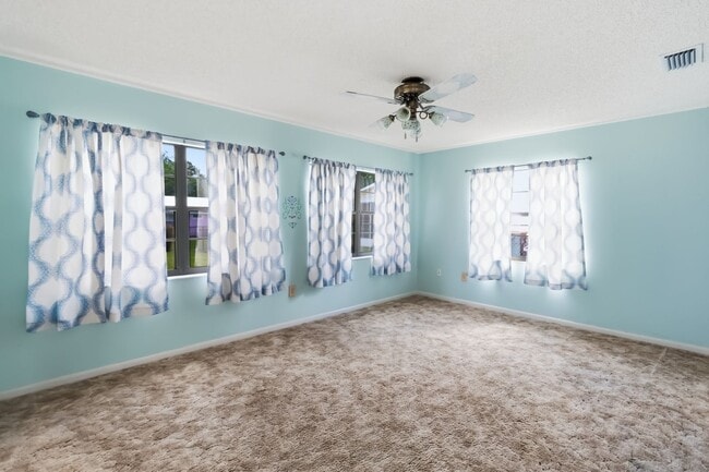 Building Photo - Charming 2/2 Spacious Home with/ 1 Car Garage in St. Cloud Close to the Lakefront Park