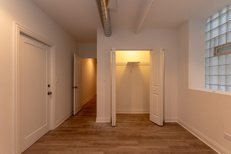 Building Photo - 1369 W Greenleaf Ave