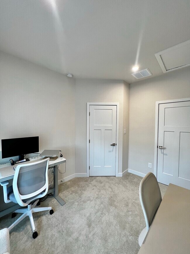 Building Photo - 208 Fost Blvd