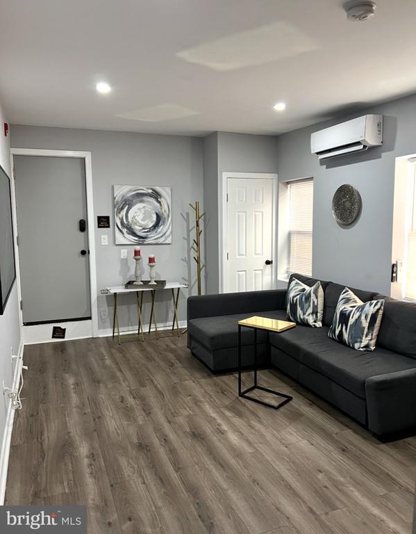 Building Photo - 4087 Lancaster Ave