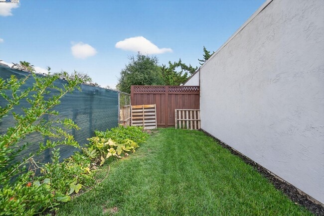 Building Photo - 1810 Peary Way