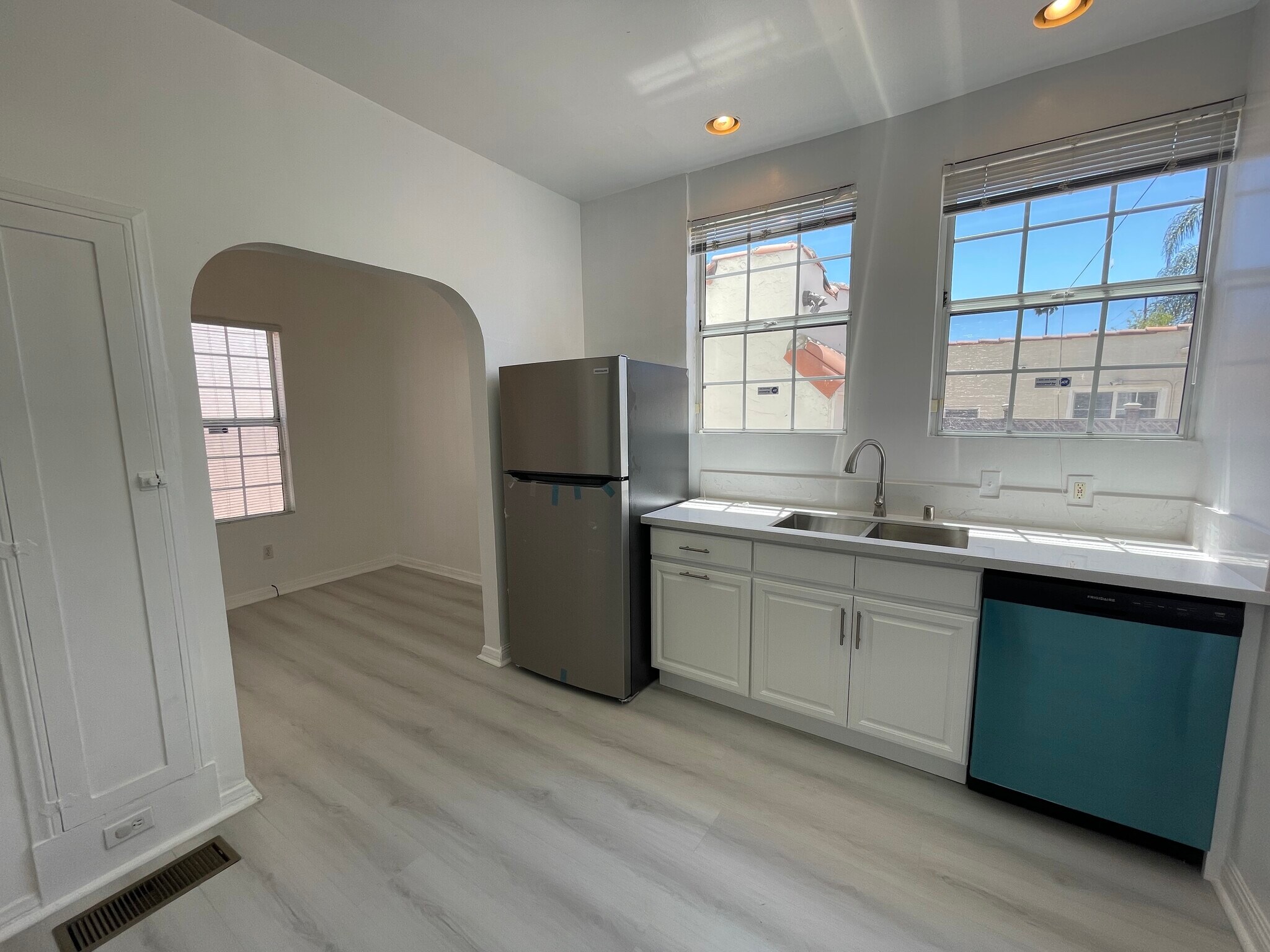 Building Photo - 1602 S Stanley Ave