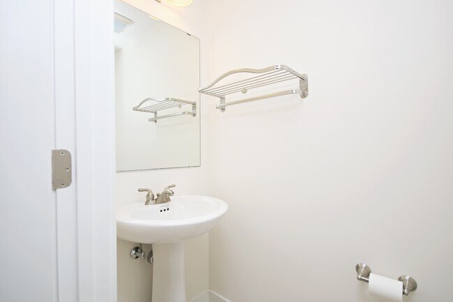 Building Photo - Spacious End-Unit Pantops Townhome
