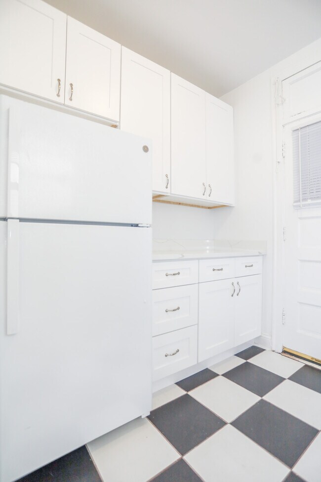 Building Photo - 2408 W Lunt Ave
