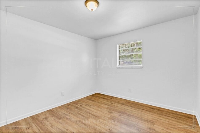 Building Photo - Fully Renovated 4 Bed / 2 Bath in Bay Mine...