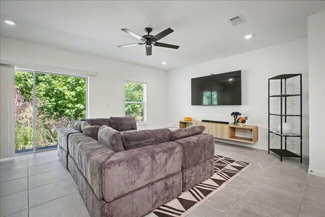 Building Photo - Refined Living at Its Finest | Renovated 3BR Townhome in Jacksonville