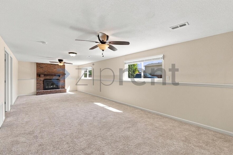 Building Photo - Unit