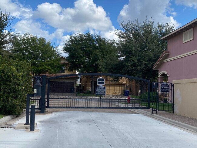 Building Photo - 9813 Sandhill Dr