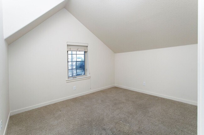 Building Photo - 2BD 2.5BA + Bonus Room/Den/Office Townhouse w/Garage + AC + Washer/Dryer Included