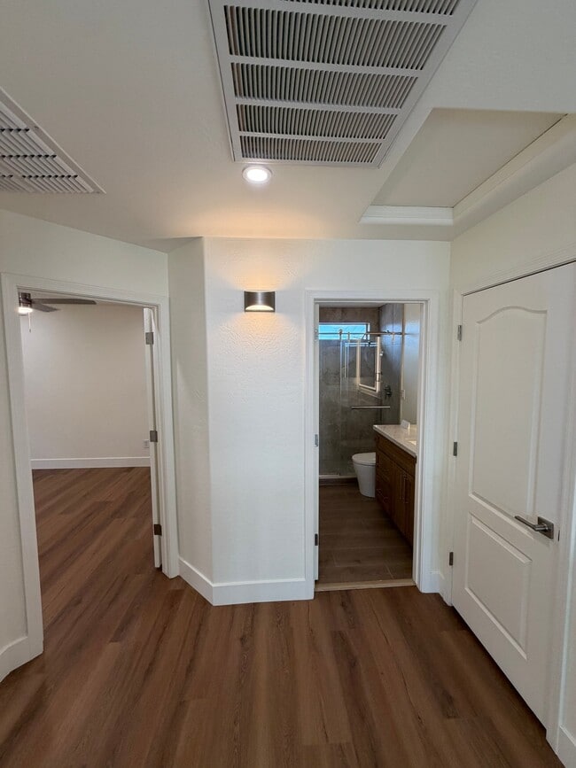 Building Photo - 2741 E Quiet Hollow Ln