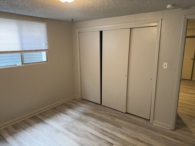 Building Photo - 3 Bedroom 1 Bath Basement Apartment