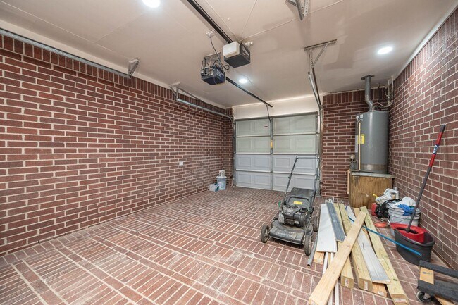 Building Photo - 8903 Sultan Dr