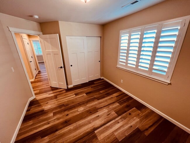 Building Photo - Stunning 5 bedroom W/Bed & Full Bath on Main Floor