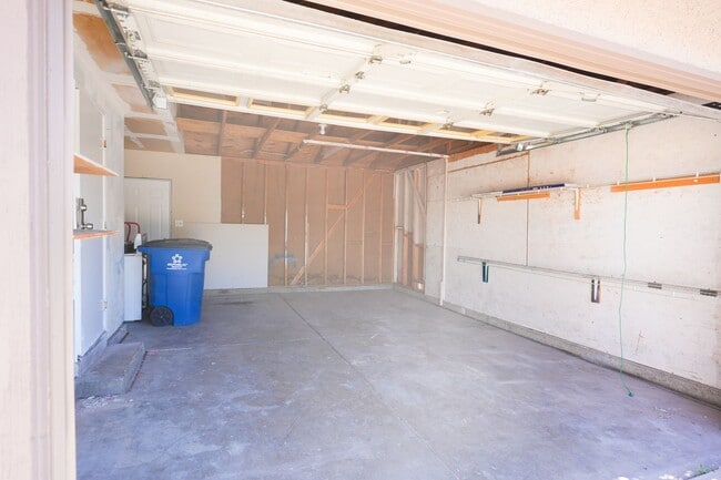 Building Photo - Updated 4 Bedroom / 2 Bathroom Home in Las Vegas