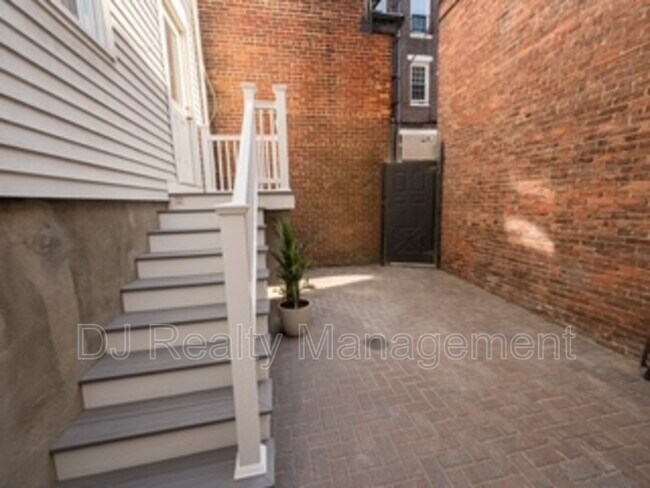 Building Photo - 6 Endicott Ct