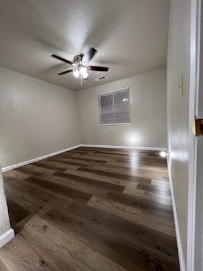 Building Photo - 512 S Dearing Ave