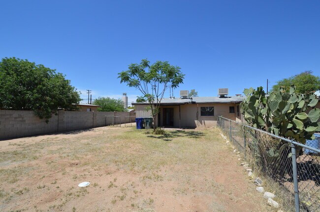 Building Photo - 1150 N Santa Rosa Ave