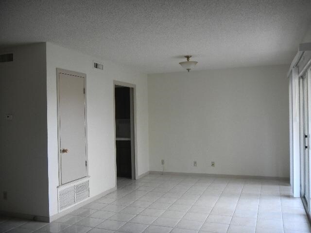 Building Photo - 100 Royal Way Dr