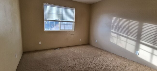 Building Photo - Spacious single family home in a quiet neighborhood