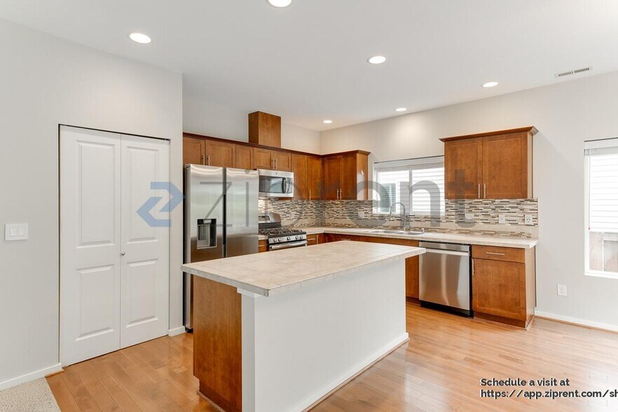 Building Photo - 1715 43rd St NE