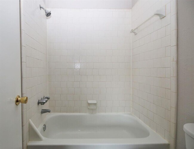 Building Photo - 13611 Ravensway Dr