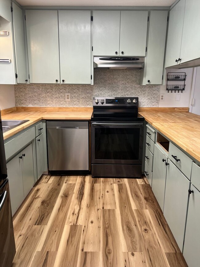Building Photo - Three Bedroom Pioneer Home