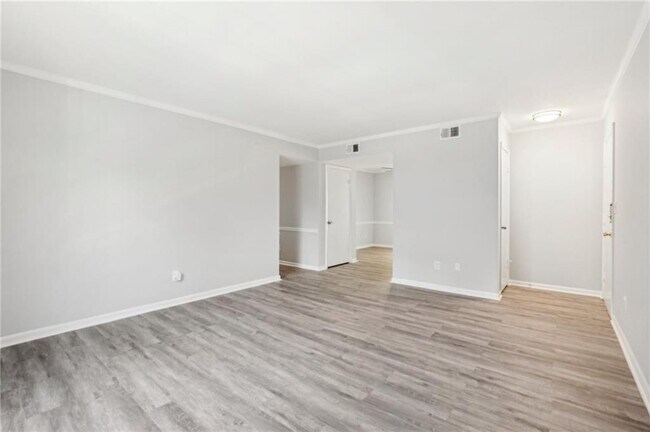 Building Photo - 5560 Kingsport Dr