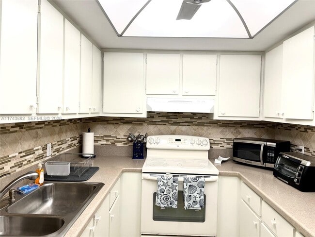 Building Photo - 125 S Ocean Ave