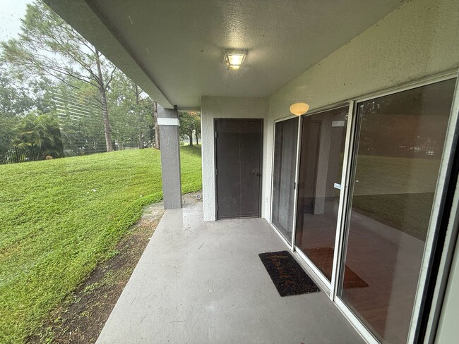 Building Photo - 13941 Fairway Island Dr