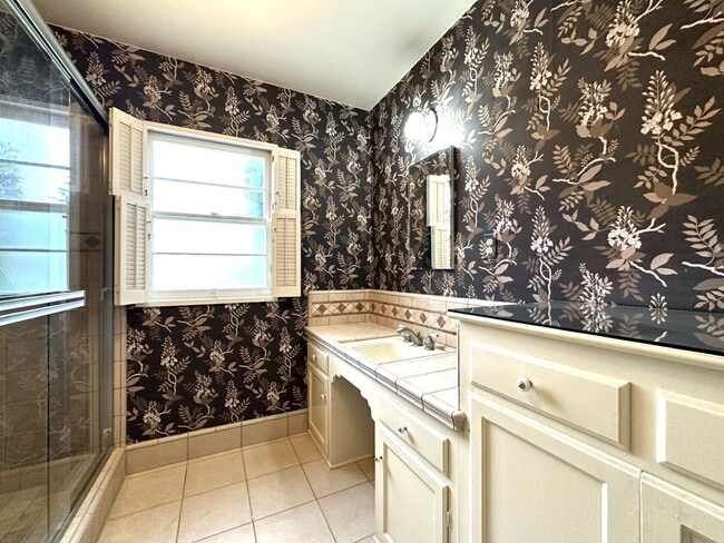 Building Photo - La Jolla - 2 BR / 1 BA Cottage at the Cove...